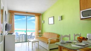 A television and/or entertainment centre at Apartamentos Monteparaiso