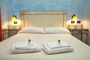 波扎洛的住宿－Hotel Nautico Pozzallo，一间卧室配有一张床,上面有两条毛巾