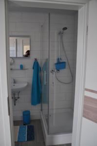 un baño con ducha y lavabo en Ferienwohnungen Haus Sauer, en Offenheim 14 fotos más