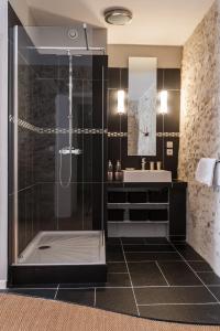 La salle de bains est pourvue d'une douche et d'un lavabo. dans l'établissement La Maison Vieille Maison d'Hôtes & Gîtes, à Carcassonne