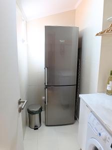 リスボンにあるSantoSweethome 1の- ステンレス製の冷蔵庫付きのキッチン