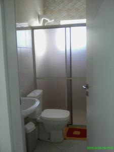 a bathroom with a toilet and a sink at Apartamento Favreto in Marechal Luz