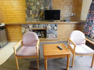 TV a/nebo společenská místnost v ubytování Timberland Hotel