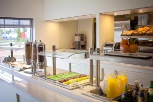 a buffet line in a restaurant with food and drinks at Park Hotel Porto Aeroporto in Maia