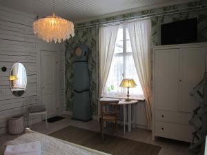 Un dormitorio con una cama y una mesa y una ventana. en Hotelli Huiskankorpi Boutique Hotel, en Nivala