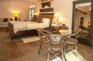 1 dormitorio con 1 cama, mesa y sillas en Harmony Ridge Lodge, en Nevada City