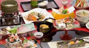 una mesa con un montón de comida. en Ryokan Beniayu, en Nagahama