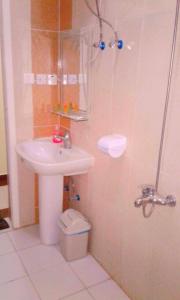 a bathroom with a sink and a shower at Qsr Al Balsem Aparthotel in Unayzah