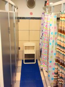 a locker room with a blue carpet and a walkway at Del Barcito Hostel and Suites in Punta del Este