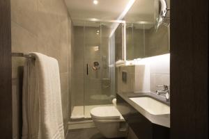 a bathroom with a toilet and a sink and a shower at The Kings Head Hotel in London