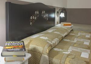 Un dormitorio con una cama con un libro. en Il Mandorlo, en Agrigento