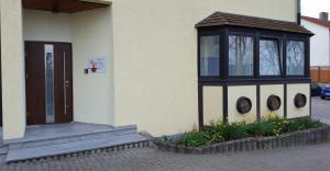 un edificio con una ventana en un lateral en Gästeappartements Bierfässl, en Sinsheim