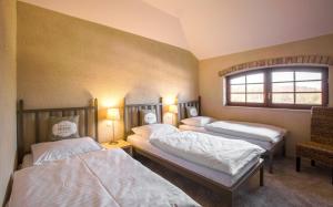Łóżko lub łóżka w pokoju w obiekcie Apartamenty Za Murem