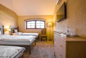 Łóżko lub łóżka w pokoju w obiekcie Apartamenty Za Murem