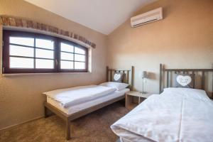 Łóżko lub łóżka w pokoju w obiekcie Apartamenty Za Murem