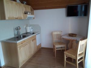 A kitchen or kitchenette at Rooms-Apartment Renata