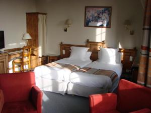 博姆雷達姆的住宿－阿斯堡酒店，酒店客房,配有两张床和椅子