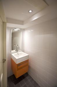 Ein Badezimmer in der Unterkunft De Witte Olyphant