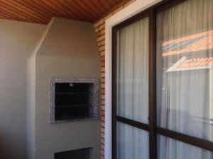 ボンビーニャスにあるRaio do Sol Residenceの窓とカーテン