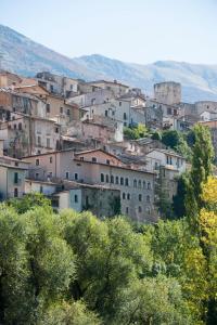 Pettorano sul GizioにあるIl Convento sul Gizioの高台の家屋群