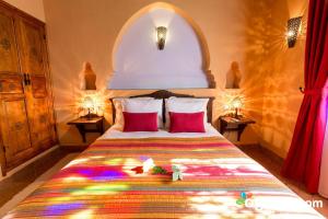 Ein Bett oder Betten in einem Zimmer der Unterkunft Dar Echchaouen Maison d'Hôtes & Riad