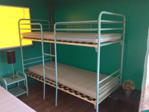 Divstāvu gulta vai divstāvu gultas numurā naktsmītnē Recreational Farm Camping de Kreitsberg