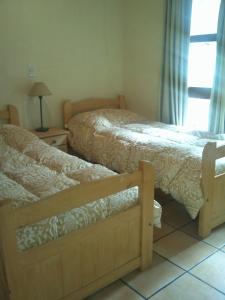 a bedroom with two beds and a window at Cabañas El Ocio in Mar de las Pampas