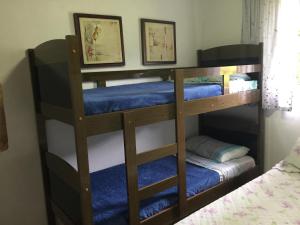 a couple of bunk beds in a bedroom at Sítio Bicho Feliz in Santo Antônio do Pinhal