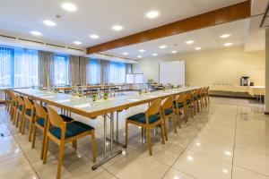 a large conference room with a long table and chairs at Hotel Stoiser Graz -Parkplatz inbegriffen! in Graz