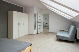 a bedroom with a bed and a skylight at Apartament Rodzinny Mountain Aparts in Świeradów-Zdrój