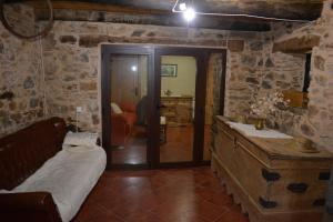 Zimmer mit einem Bett und einem Tisch in einem Zimmer in der Unterkunft La Casa de Rosa in Filiel