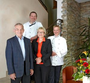 Eine Gruppe von drei Personen, die für ein Bild posieren in der Unterkunft Seegasthof Franz Bolz GBR in Ellwangen