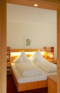 a bedroom with two beds with white sheets at Seegasthof Franz Bolz GBR in Ellwangen
