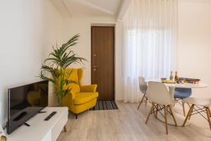 TV a/nebo společenská místnost v ubytování Flower Suites Sorrento