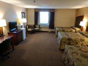 a hotel room with two beds and a television at Luxury Inn in Collingwood