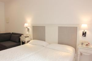 Кровать или кровати в номере Hotel Malaga Picasso