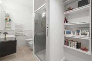 A bathroom at Trevi Apartment Még 21 kép