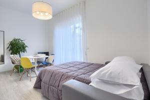 เตียงในห้องที่ Flower Suites Sorrento