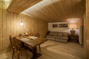 a living room with a table and a couch at Dimora Al Bivacco in Pieve di Cadore