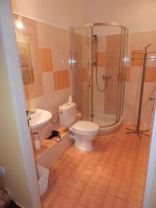 Koupelna v ubytování Miraculous Appartement + 33 fotografií