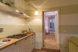 Kuchyň nebo kuchyňský kout v ubytování La Porta Rossa di Borgo - Vatican Luxury Suite