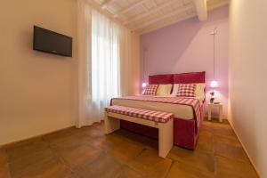 Ліжко або ліжка в номері La Porta Rossa di Borgo - Vatican Luxury Suite