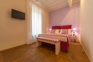 ローマにあるLa Porta Rossa di Borgo - Vatican Luxury Suiteのベッドルーム1室(ベッド1台、壁掛けテレビ付)