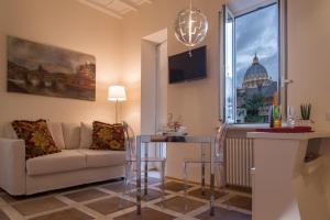 TV a/nebo společenská místnost v ubytování La Porta Rossa di Borgo - Vatican Luxury Suite