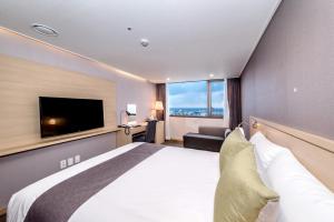 TV a/nebo společenská místnost v ubytování Hotel Shalom Jeju