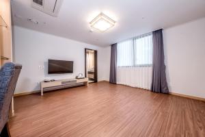 TV a/nebo společenská místnost v ubytování Hotel Shalom Jeju