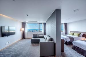 Postel nebo postele na pokoji v ubytování Hotel Shalom Jeju