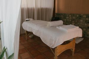 un piccolo letto con asciugamani in una stanza di La Casa de Cafe Bed and Breakfast a Rovine di Copán