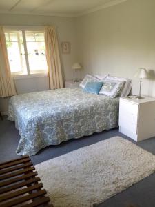 um quarto com uma cama e uma janela em Ferntree Cottage em Mapua
