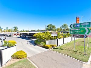 un letrero de la calle frente a un estacionamiento en Charters Towers Motel, en Charters Towers